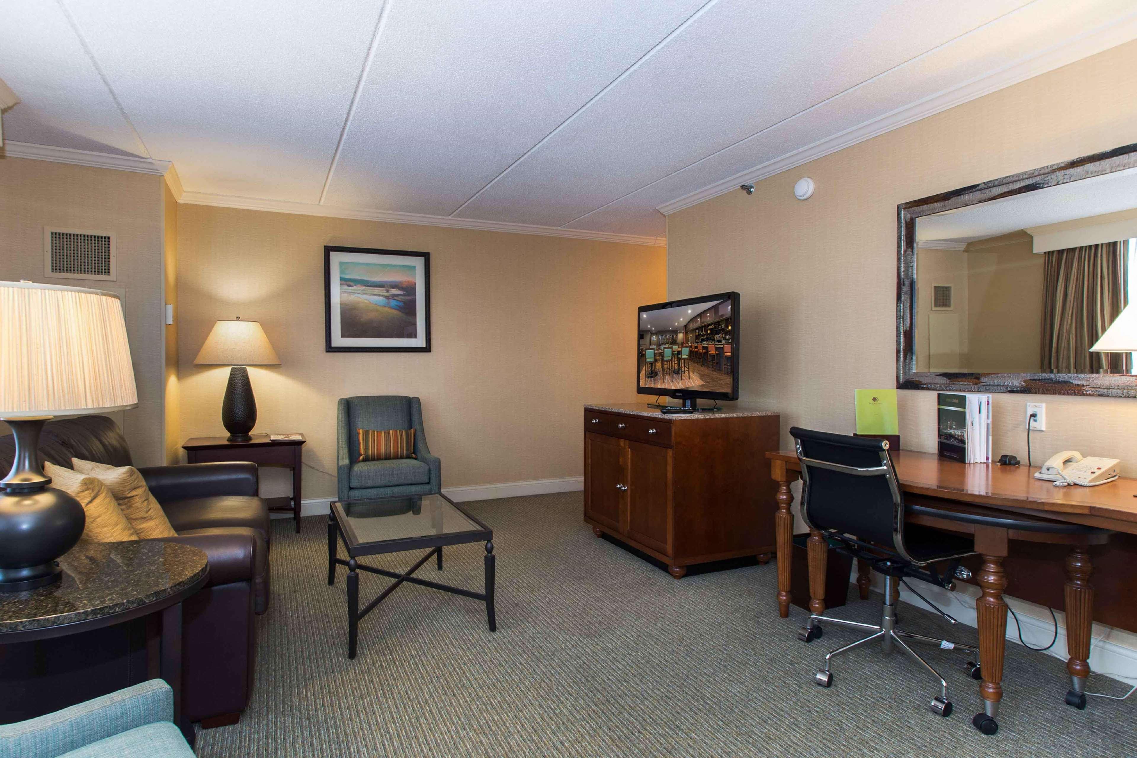 Doubletree By Hilton Cleveland East Бийчууд Екстериор снимка
