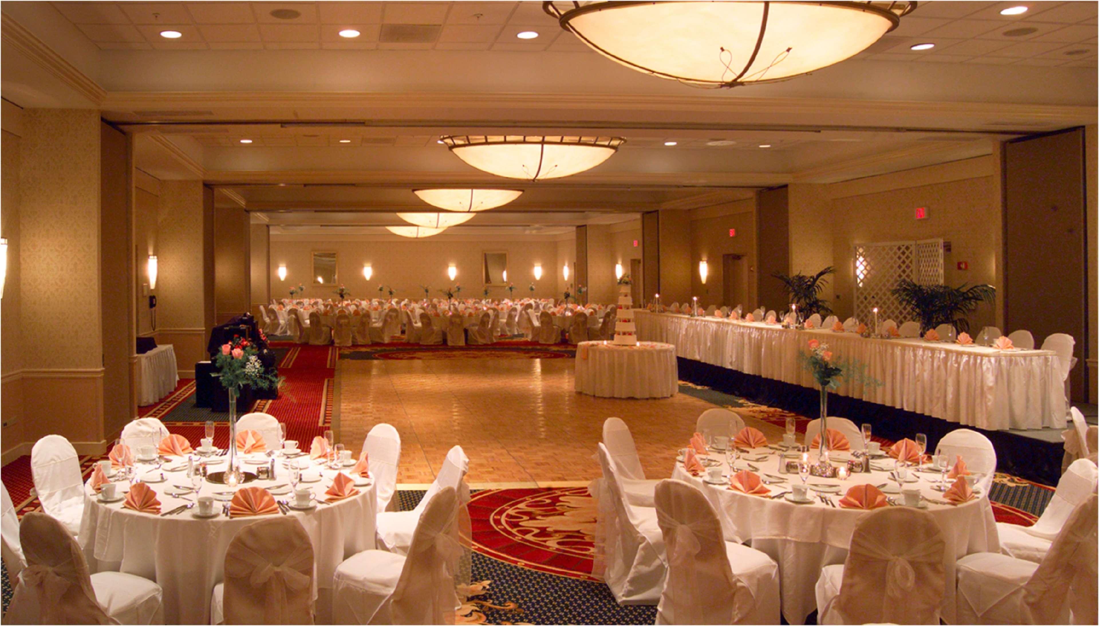 Doubletree By Hilton Cleveland East Бийчууд Екстериор снимка