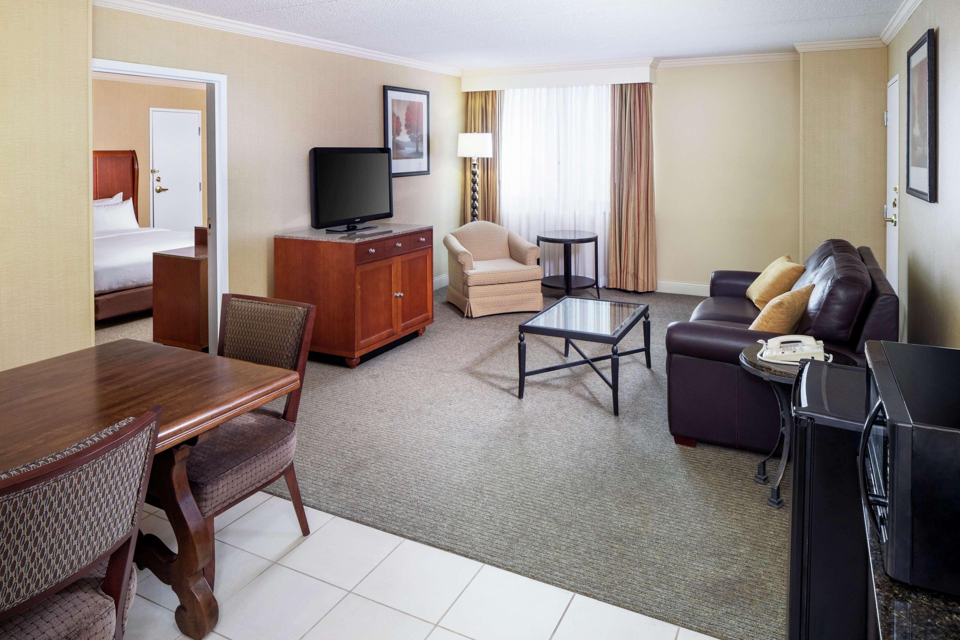 Doubletree By Hilton Cleveland East Бийчууд Екстериор снимка