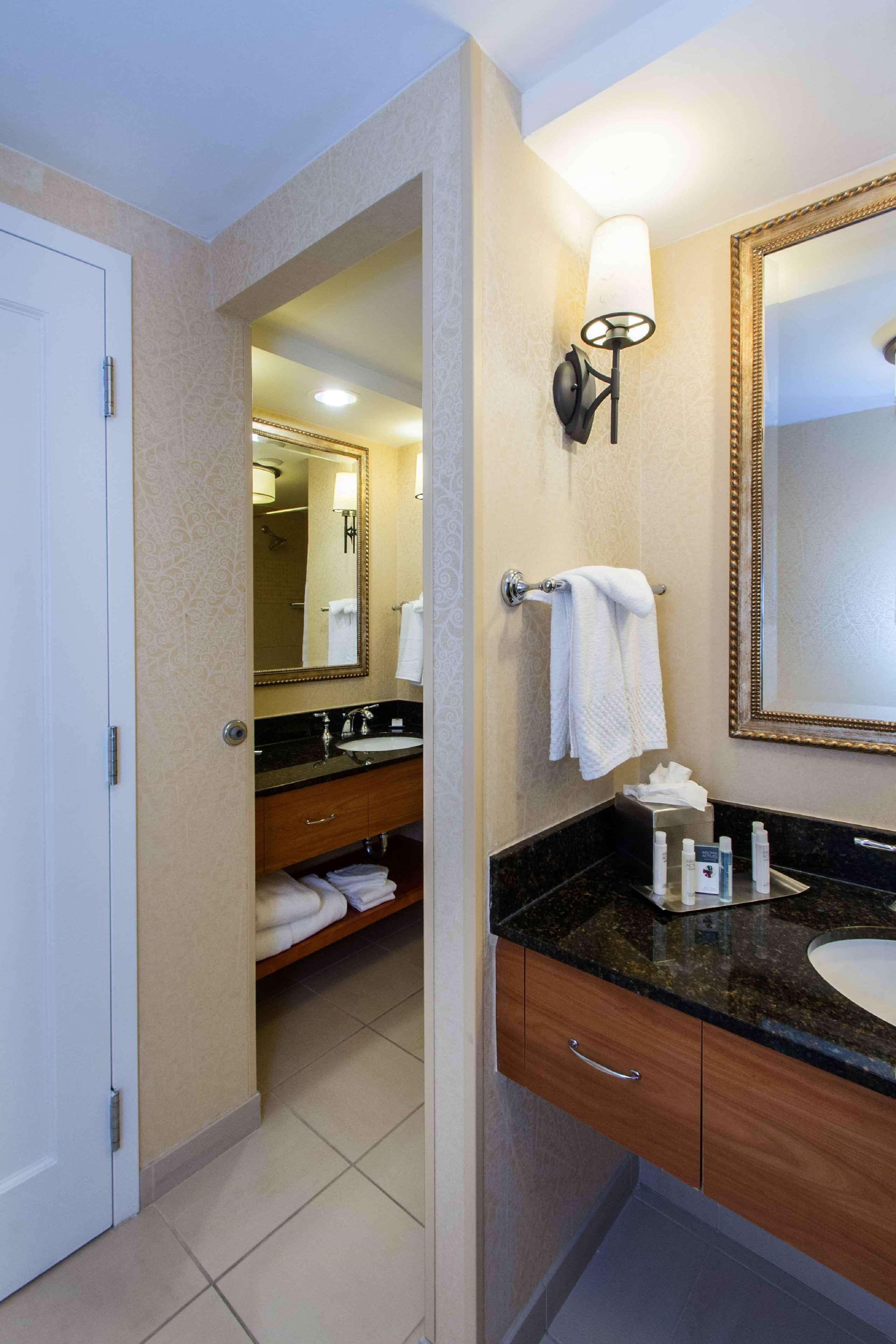 Doubletree By Hilton Cleveland East Бийчууд Екстериор снимка