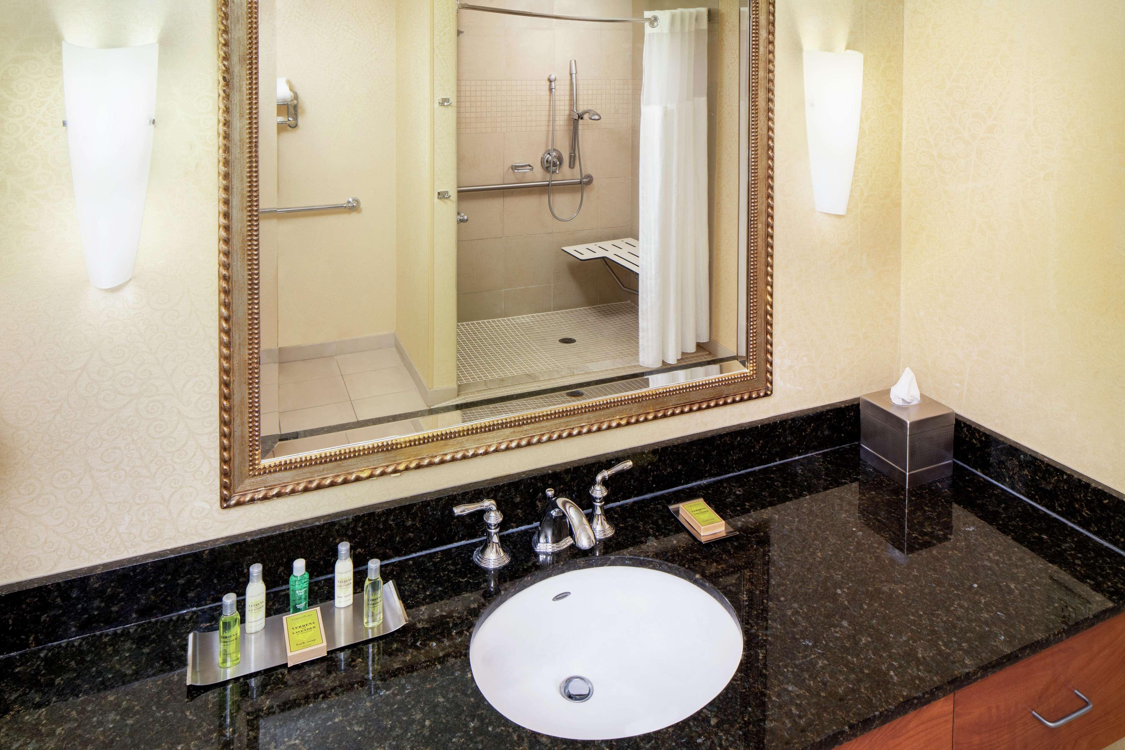 Doubletree By Hilton Cleveland East Бийчууд Екстериор снимка